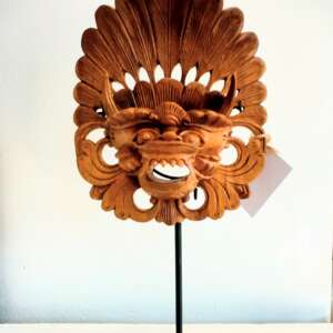 Topeng Barong dari kayu di atas dudukan