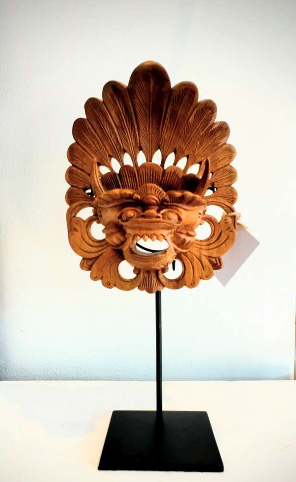 Masque Barong en bois sur pied