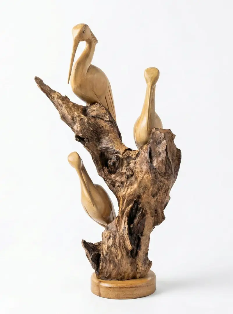 Pelikan Bird on wood