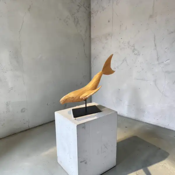 Baleine en bois sur pied