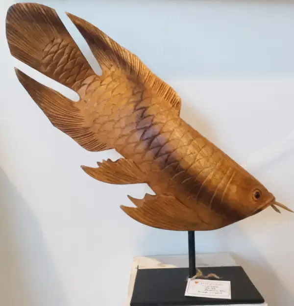 Poisson Arwana en bois sur support en fer