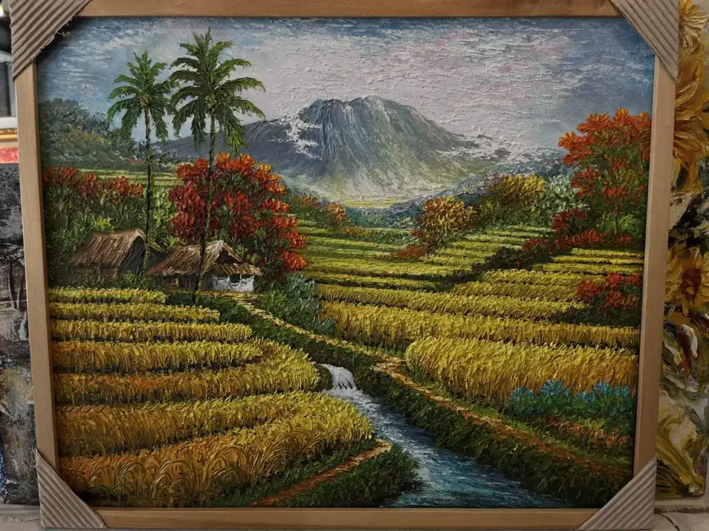 Peinture de paysage de Bali très texturée montrant des rizières en terrasse, un grand cocotier, un grand arbre flamboyant au feuillage rouge-orange et une montagne volcanique grise sous un ciel jaune pâle.