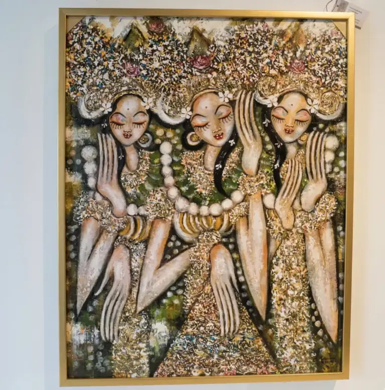 Trois tableaux représentant des danseuses balinaises, réalisés selon la technique du couteau à palette, sont exposés à la galerie Arts of Bali, à Seminyak