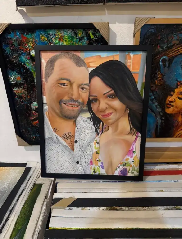 Portrait personnalisé à Bali présenté dans un cadre en bois noir à la galerie Arts of Bali Seminyak - un portrait de couple photoréaliste à l'huile sur toile commandé à partir d'une seule photo de référence.